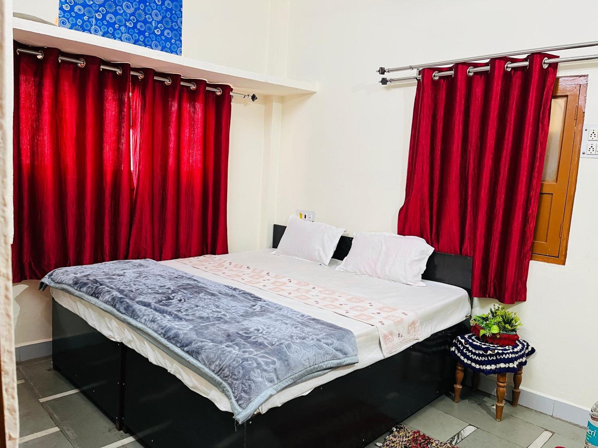 Tiwari G Home Stay Ujjain Bagian luar foto