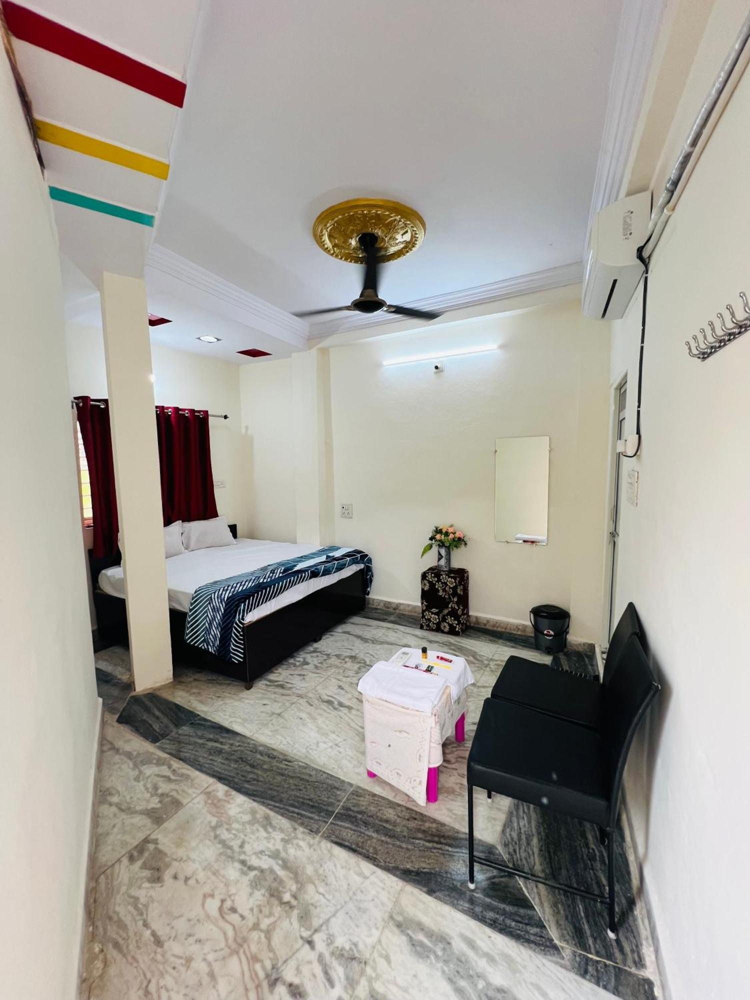 Tiwari G Home Stay Ujjain Bagian luar foto
